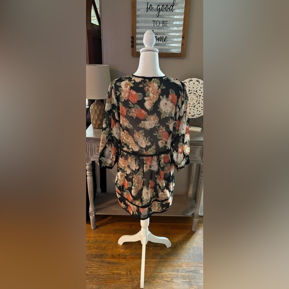 Simply Noelle Floral Tunic - Picture 3 of 9